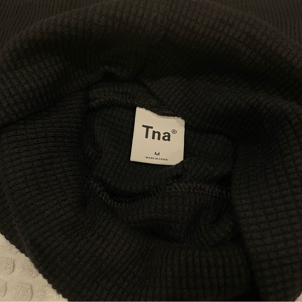 LIKE NEW Aritzia TNA Cropped Turtleneck - Picture 3 of 4